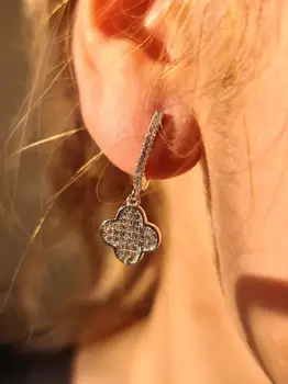 Silver earrings rhodium plated with clover and cubic zirconia
Silver earrings rhodium plated with clover and cubic zirconia