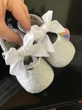 Zapatillas de primeros pasos para bebé, zapatos con lazo de princesa de PU, corazón amoroso, lazo con cordones, suela de cuna brillante, 2019