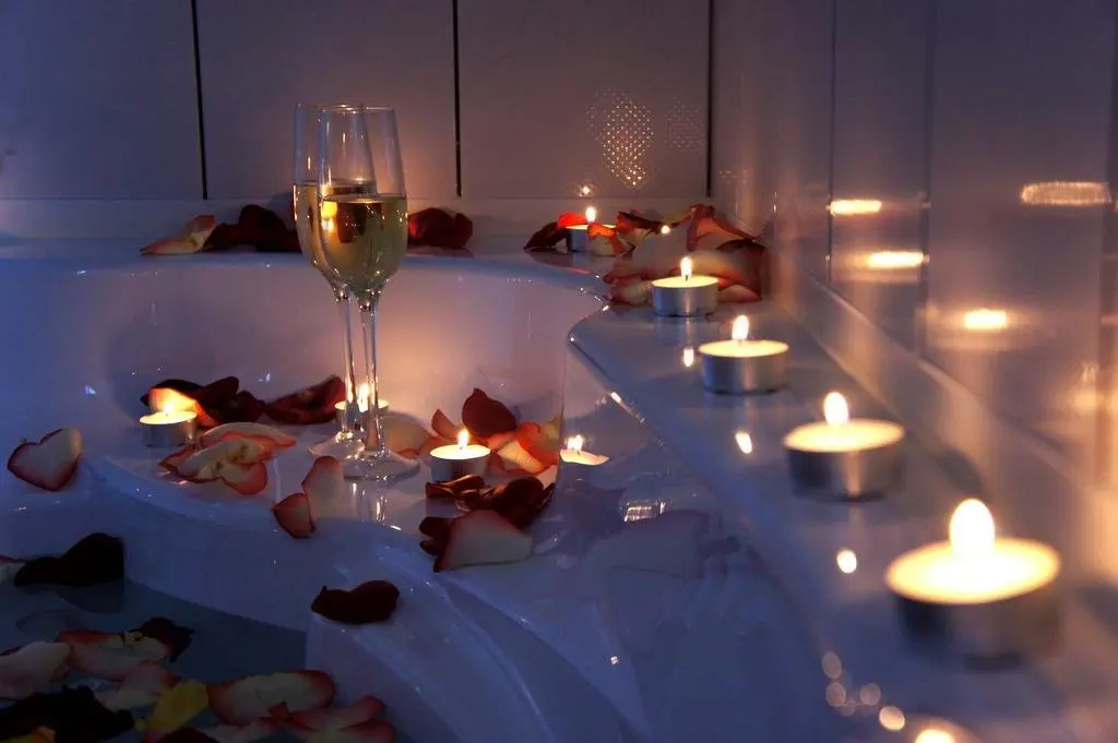 Новогодний секс мужа и жены при свечах в ванной