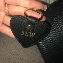 LLavero de piel auténtica saffiano con letras iniciales personalizadas, llavero de forma de corazón para mujer, llavero de corazón para mujer