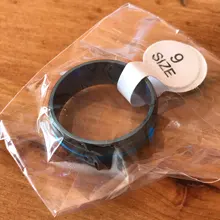 Anillo de titanio para hombre, Surface negro, azul, ranura interior, cara azul, anillo de acero inoxidable, luz de temperamento de lujo