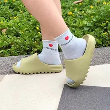 Zapatillas de casa para niño y niña, chanclas deslizantes de verano, zapatillas de Interior de fondo suave para bebé, zapatos de amor para playa, estilo familiar
