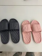 2021 NOVEDAD DE VERANO zapatillas de los hombres es EVA de celosía interior antideslizante suela gruesa pantuflas domésticas para baño par hoteles Hostel de zapatos