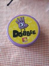 Dobble Spot It-caja de juguete de hierro para niños, juguete de mesa con 55 tarjetas, deportes divertidos, animales familiares Jr Hip, regalo para vacaciones, Camping, caja de regalo de lata 123