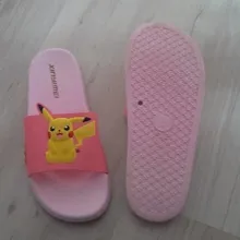 Pikachu-Zapatillas de verano de interior para niños, antideslizantes, color negro