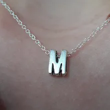 Colgante con inicial de cadena de oro para mujer, colgante de Metal con letras de A-Z para joyería, collares de nombre individual con letras cortadas