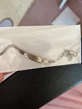 Pulsera personalizada para bebé en color dorado, pulsera con cadena tipo Fígaro personalizable con el nombre del bebé, cierre de seguridad