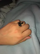 Nuevo superventas serpiente anillo de apertura de aleación de Zinc negro Animal de moda de anillo de los hombres y las mujeres las manos decoradas joyería regalos