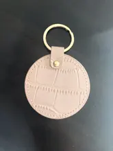 Llavero redondo de cuero Saffiano con diseño de cocodrilo y letras, llavero redondo personalizado