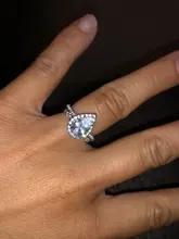 Huitan gran oferta diseño de gota de agua las mujeres anillo de Micro pavimentado de circón de cristal elegante vestido de novia joyería de compromiso anillo para amante