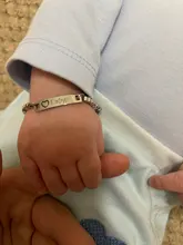 Pulsera personalizada para bebé en color dorado, pulsera con cadena tipo Fígaro personalizable con el nombre del bebé, cierre de seguridad