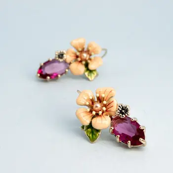 Charming summer earrings with cream flower and red stone (52439)
Charming summer earrings with cream flower and red stone (52439)