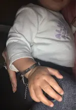 Pulsera personalizada para bebé en color dorado, pulsera con cadena tipo Fígaro personalizable con el nombre del bebé, cierre de seguridad