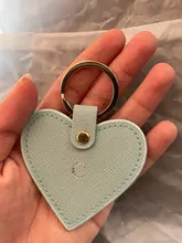 LLavero de piel auténtica saffiano con letras iniciales personalizadas, llavero de forma de corazón para mujer, llavero de corazón para mujer