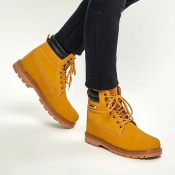 FLO ROLLS up the windows that Yellow Men Boots KINETIX 
FLO ROLLS up the windows that Yellow Men Boots KINETIX