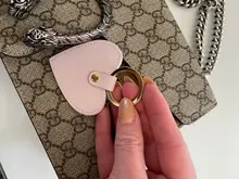 LLavero de piel auténtica saffiano con letras iniciales personalizadas, llavero de forma de corazón para mujer, llavero de corazón para mujer