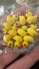10 uds. De animales de la familia, pequeños abalorios de resina de pato amarillo, colgante de Animal, pendiente artesanal, joyería de moda