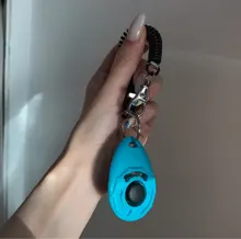 1 pieza Gato perro Clicker plástico nuevo perros haga clic en entrenador ayuda también Correa de muñeca ajustable Cadena de llaves sonoras perro suministros