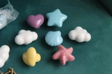 NAIERDI-perilla cerámica para gabinete de habitación de niños, tirador de armario con diseño de dibujos animados, luna y estrella, manijas para puerta de jardín