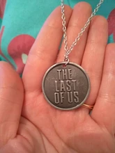 Collar de luciérnaga con logotipo letras para hombre y mujer, colgante Retro de The Last Of Us 2, joyería de juego caliente para hombres y mujeres
