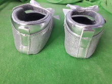 Zapatillas de primeros pasos para bebé, zapatos con lazo de princesa de PU, corazón amoroso, lazo con cordones, suela de cuna brillante, 2019