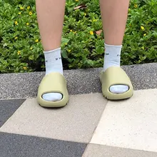Zapatillas de casa para niño y niña, chanclas deslizantes de verano, zapatillas de Interior de fondo suave para bebé, zapatos de amor para playa, estilo familiar