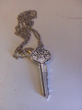 Sherlock Holmes 221B Baker Street Key collar Vintage colgante de Color plata y bronce antiguo, joyería de película caliente para hombres y mujeres, venta al por mayor