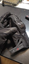 Totalmente de piel perforada de fibra de carbono de la motocicleta guantes de motocicleta de carretera en guantes transpirable hombres Motocross guantes