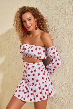 Trendyol Strawberry Printed Poplin Top-Bottom Suit TBESS20AU0016 
Trendyol Strawberry Printed Poplin Top-Bottom Suit TBESS20AU0016