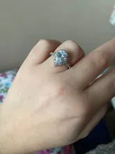 Huitan gran oferta diseño de gota de agua las mujeres anillo de Micro pavimentado de circón de cristal elegante vestido de novia joyería de compromiso anillo para amante