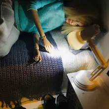 Lámpara de escritorio LED blanca a escala 1/6, modelo de muebles, juguetes calientes, accesorio para casa de muñecas BJD, juguete para juego de imitación, lámpara en miniatura, luz LED