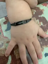 Pulsera personalizada para bebé en color dorado, pulsera con cadena tipo Fígaro personalizable con el nombre del bebé, cierre de seguridad