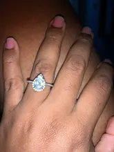 Huitan gran oferta diseño de gota de agua las mujeres anillo de Micro pavimentado de circón de cristal elegante vestido de novia joyería de compromiso anillo para amante