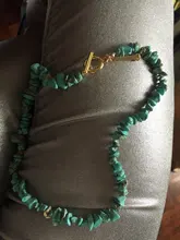 Simulación de perlas estilo barroco collar Simple con colgante diseño de piedra verde salvaje elegante encanto collar de la letra inicial para la joyería de las mujeres