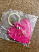LLavero de piel auténtica saffiano con letras iniciales personalizadas, llavero de forma de corazón para mujer, llavero de corazón para mujer
