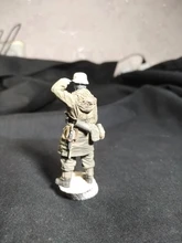 1:35 soldado mirando hacia fuera