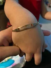 Pulsera personalizada para bebé en color dorado, pulsera con cadena tipo Fígaro personalizable con el nombre del bebé, cierre de seguridad