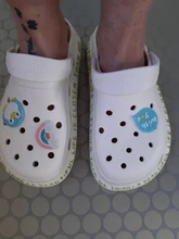 Sandalias de playa para mujer, zapatos de Crocs ligeros de EVA, calzado plano Unisex, zapato colorido, verano, 2021