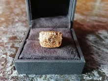 Huitan-Anillo de lujo con letra de Color oro K para hombre, diseño de trofeo, Circonia cúbica brillante, boda, marido, fiesta, regalo de cumpleaños, joyería