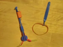 Libélula de bambú con luz para niños, cohete de tiro, paracaídas, OVNI, juguete de juego nocturno al aire libre para chico, tirachinas LED