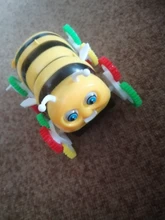 Coche de juguete eléctrico con forma de abeja para niños, juguete infantil de alta calidad con diseño colorido de abeja de 12 ruedas y 360 grados