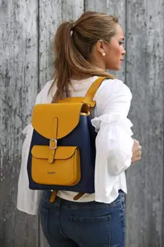 Backpack Bag in blue canvas and leather 1ª quality, outside pocket, buckle closure, adjustable handles, 35x30x20 cm.
Backpack Bag in blue canvas and leather 1ª quality, outside pocket, buckle closure, adjustable handles, 35x30x20 cm.