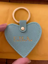 LLavero de piel auténtica saffiano con letras iniciales personalizadas, llavero de forma de corazón para mujer, llavero de corazón para mujer