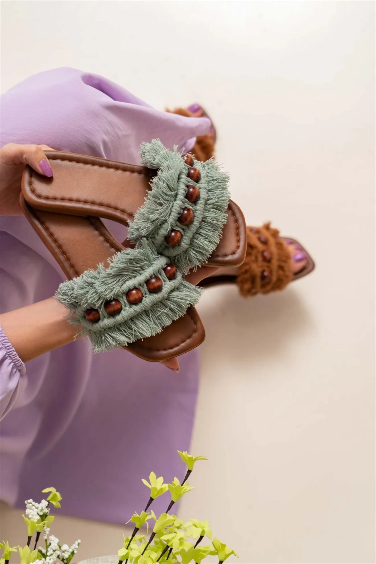 Wooden Bead Detail Tassel Flat Sole Women Plush Slippers Woman Pearl Warm Flats Female Outdoor Ladies Women's Home Comfortable
Wooden Bead Detail Tassel Flat Sole Women Plush Slippers Woman Pearl Warm Flats Female Outdoor Ladies Women's Home Comfortable
