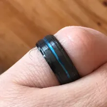 Anillo de titanio para hombre, Surface negro, azul, ranura interior, cara azul, anillo de acero inoxidable, luz de temperamento de lujo