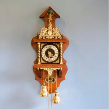 Коллекционные настенные часы Zaanse Clock. Нидерландское Королевство, начало XX века. Высота — 64 см. Ширина — 28 см.
Коллекционные настенные часы Zaanse Clock. Нидерландское Королевство, начало XX века. Высота — 64 см. Ширина — 28 см.