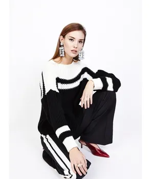 Fashion elegant autumn/winter women's long sleeve two-tone knit sweater black
Fashion elegant autumn/winter women's long sleeve two-tone knit sweater black