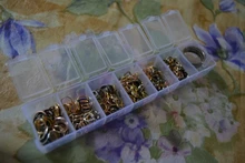 Un juego caja 3 4 5 6 7 8 10mm 8 colores anillos abiertos anillos divididos lazo de enlace para DIY joyería que hace conector