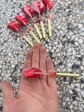 Eje para dardos-colas de dardos a juego