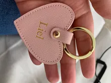 LLavero de piel auténtica saffiano con letras iniciales personalizadas, llavero de forma de corazón para mujer, llavero de corazón para mujer